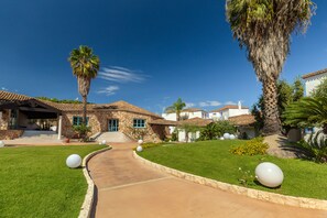 Vista frontal de la propiedad