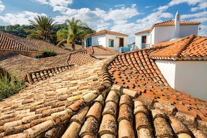 Un pueblo tradicional con tejados de tejas rojas y casas encaladas.