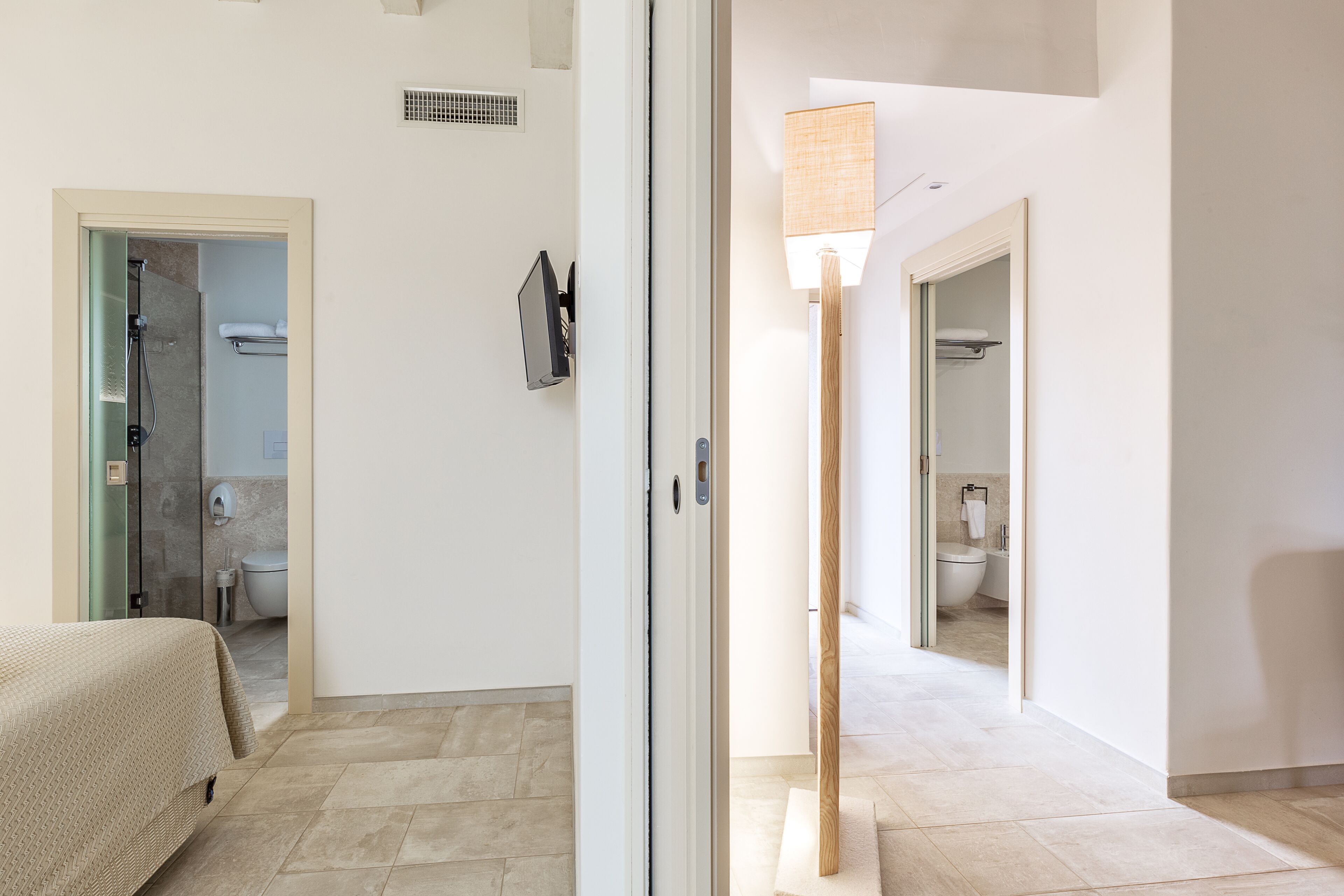 Une chambre d’hôtel comprenant un lit, une salle de bain avec douche, des toilettes et un lavabo.