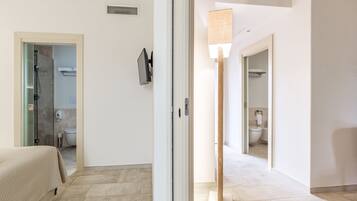 Une chambre d’hôtel comprenant un lit, une salle de bain avec douche, des toilettes et un lavabo.