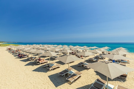 Spiaggia privata, un bar sulla spiaggia. Hotel Corte Bianca, Bovi's Hotels - Adults Only