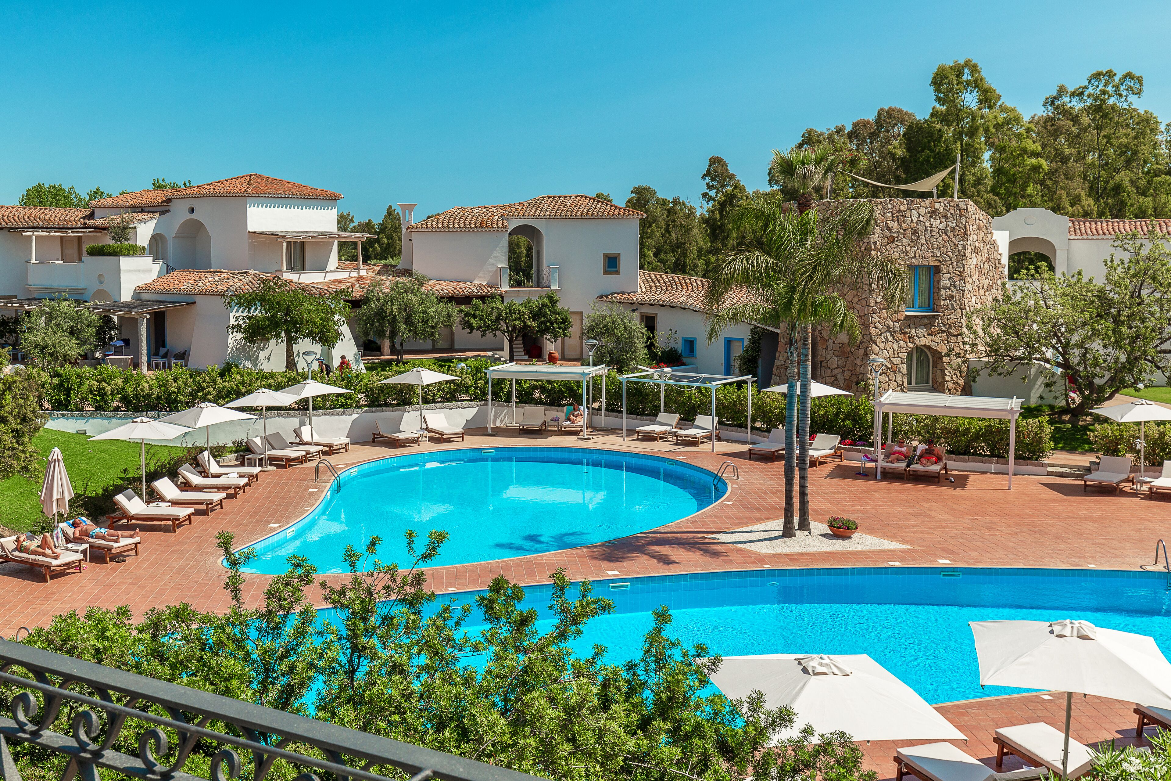 2 室外游泳池，池畔遮阳伞，日光浴躺椅