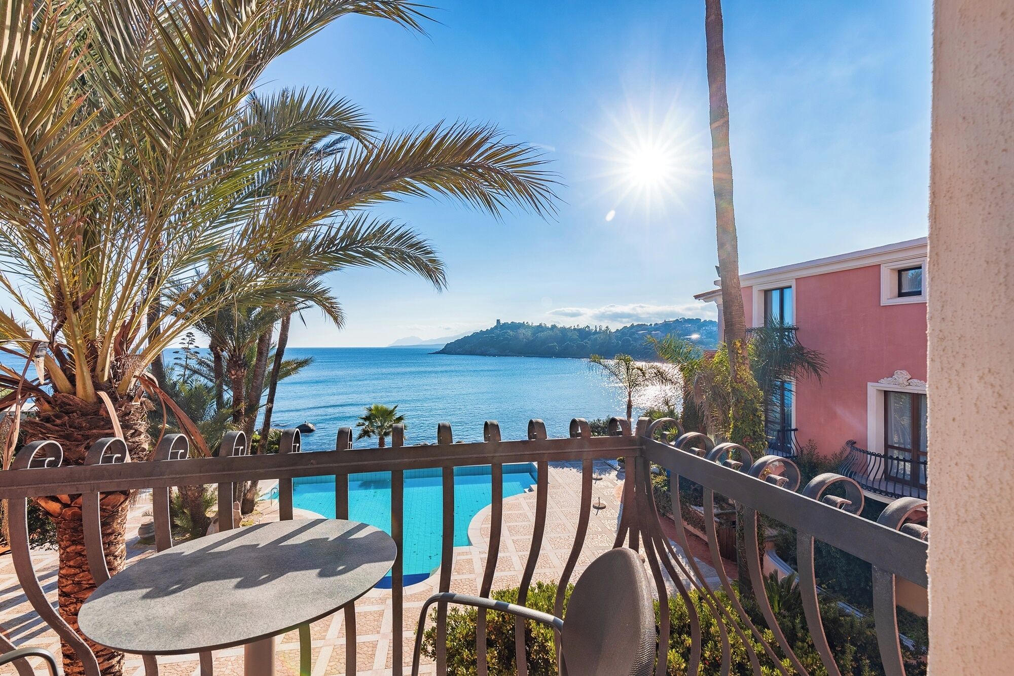 Een minibar, een kluis op de kamer, een bureau, geluiddichte muren