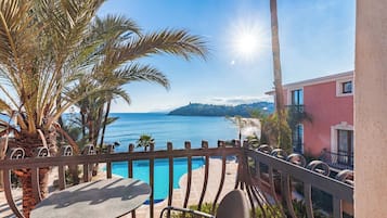 Een minibar, een kluis op de kamer, een bureau, geluiddichte muren