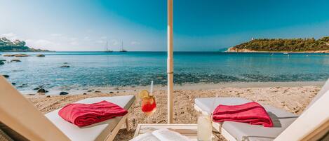 Plage privée, sable blanc, chaises longues, parasols