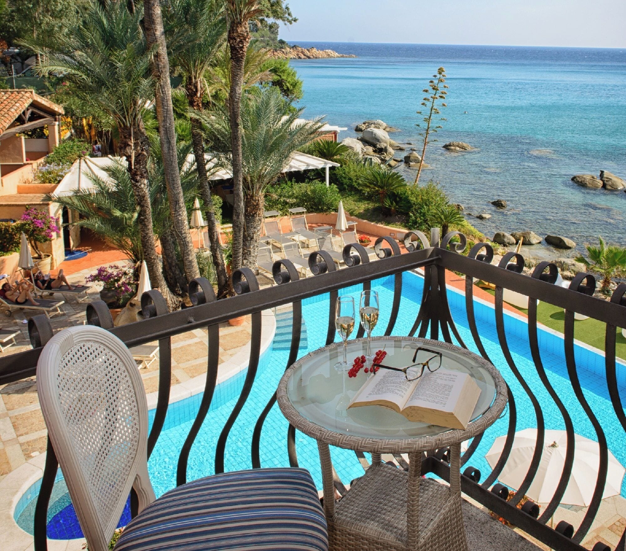 Minibar, caja fuerte, escritorio y sistema de insonorización