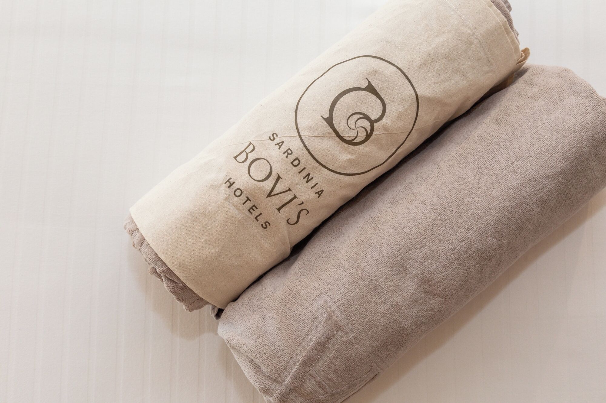 Une serviette enroulée, ornée d’un logo et d’un texte indiquant qu’elle provient de la chaîne hôtelière BOVIS.