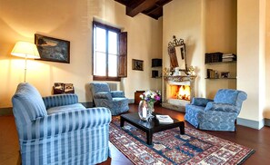 Villa, 6 chambres, piscine privée | Aire de séjour | Téléviseur