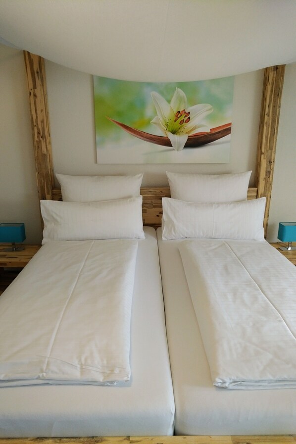 デスク、可動式ベッド、WiFi (無料)、ベッドシーツ