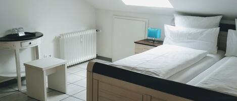 Classic-Doppelzimmer zur Einzelnutzung | Schreibtisch, Zustellbetten, kostenloses WLAN, Bettwäsche