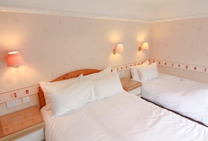 Family Quadruple Room | Free WiFi, bed sheets - The Ryndle Court Hotel (Scarborough)