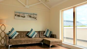 Panoramic Apartment, 1 Queen Bed, Non Smoking | Living room | Smart TV