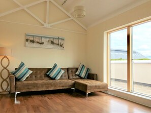 Panoramic Apartment, 1 Queen Bed, Non Smoking | Living room