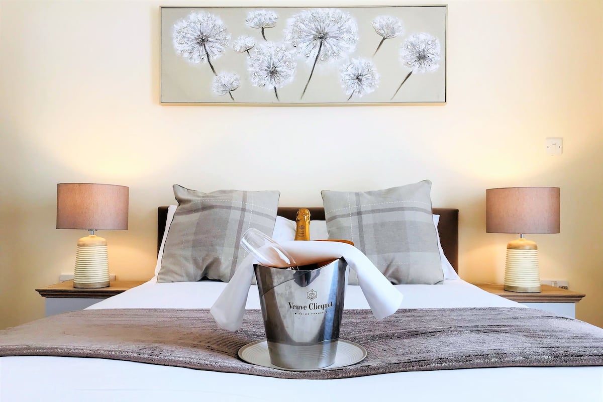 Panoramic Apartment, 1 Queen Bed, Non Smoking | 1 bedroom, Egyptian cotton sheets, premium bedding, pillowtop beds