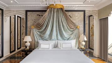 Um quarto luxuoso com cama de dossel, decoração de parede elaborada e um candelabro.