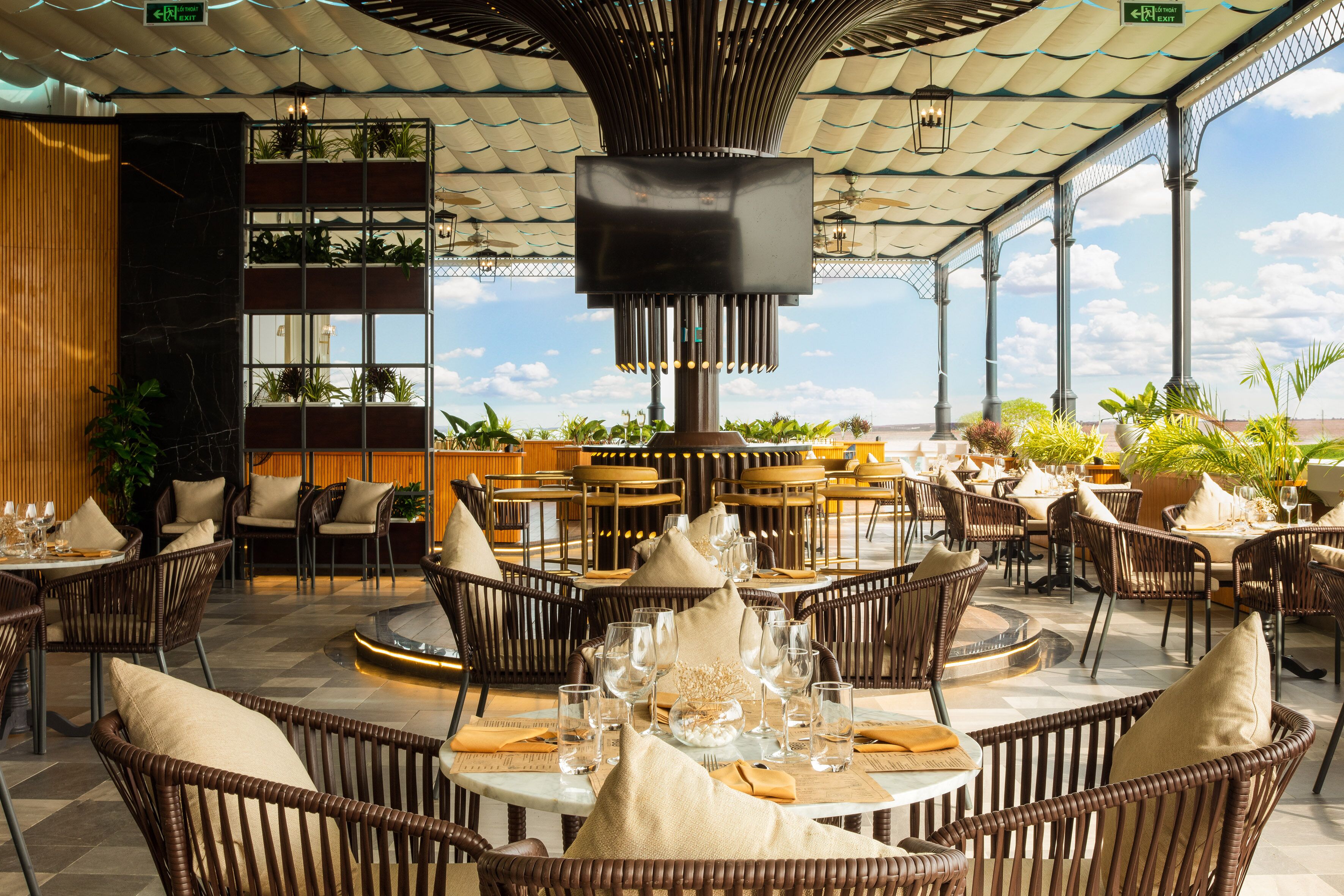 Daily buffet breakfast (VND 345000 per person)