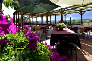 Outdoor dining - Il Borgovecchio Hotel Ristorante (Montegrosso d'Asti)