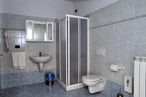 Double or Twin Room | Bathroom | Shower, rainfall showerhead, hair dryer, bidet - Il Borgovecchio Hotel Ristorante (Montegrosso d'Asti)