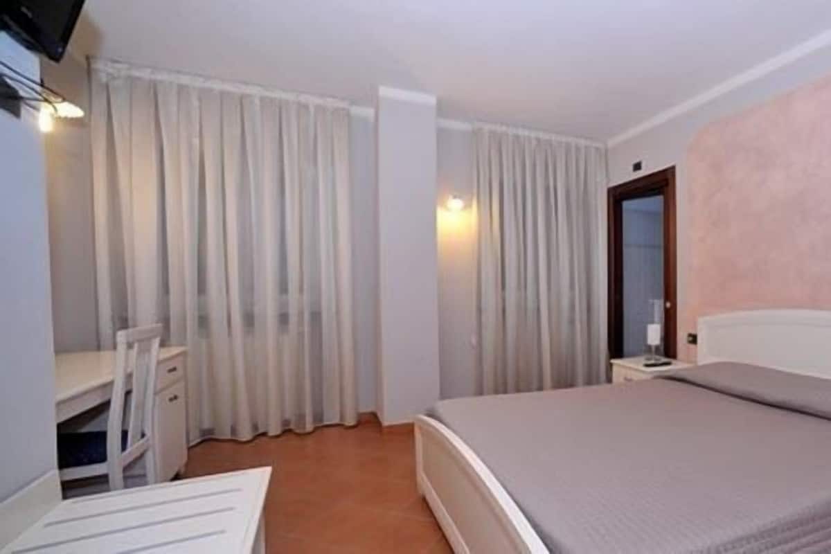 Minibar, escritorio, cortinas blackout y sistema de insonorización 