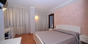 Minibar, escritorio, cortinas blackout y sistema de insonorización