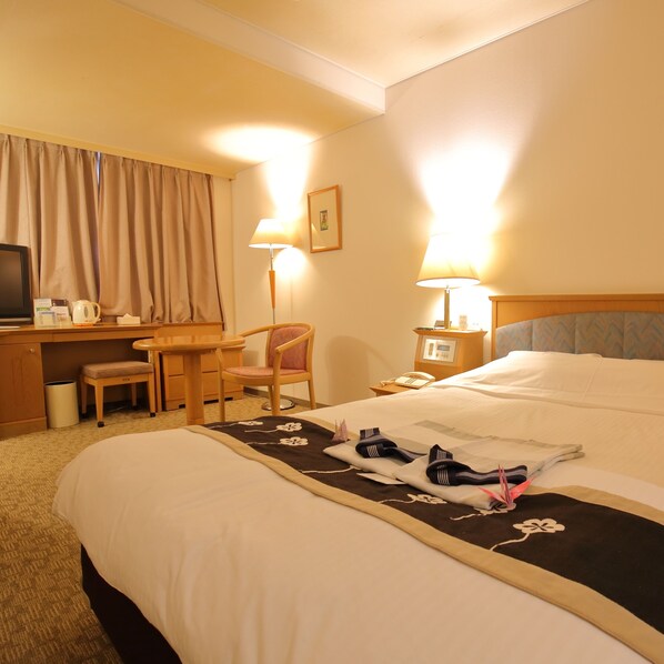 City Double Room, 1 Queen Bed, Non Smoking | Hypo-allergenic bedding, down comforters, in-room safe