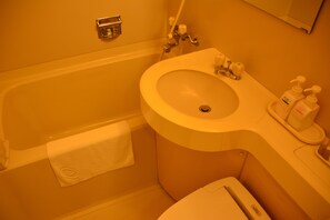 A bathroom with a bathtub, sink, and toilet. - Harbor Plaza Hotel (Yawatahama)