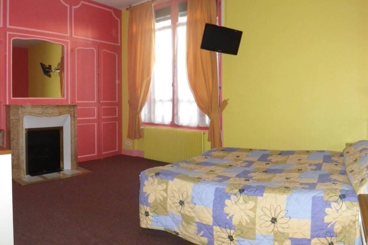 Suite | Desk, blackout drapes, soundproofing, iron/ironing board (on request)