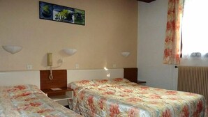 Habitación con 2 camas individuales | Escritorio, cortinas blackout y insonorización