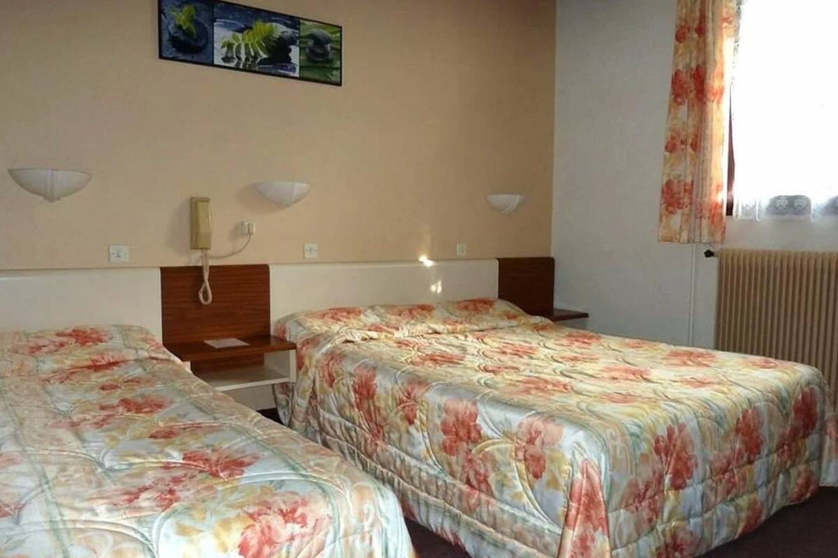 Twin Room | Desk, blackout drapes, soundproofing, iron/ironing board (on request)