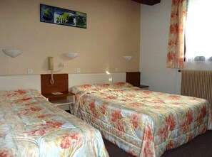 Twin kamer | Individueel gedecoreerd, individueel gemeubileerd, een bureau