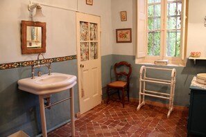 Douche, articles de toilette gratuits, sèche-cheveux