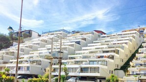 A residential area with modern, multi-story buildings, featuring balconies and a clear sky. - Departamento Mares de Concon (Concon)