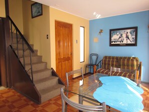 Fjölskyldubústaður - mörg rúm - reyklaust | Stofa | Flatskjársjónvarp