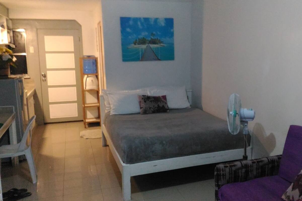 Apartamento luxo (Unit) | Área de estar | TV de tela plana 32 polegadas com canais a cabo, TV