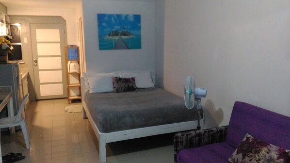Apartamento luxo (Unit) | Área de estar | TV de tela plana 32 polegadas com canais a cabo, TV