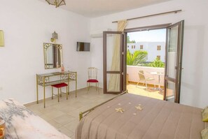 デザイン スタジオ | セーフティボックス (室内)、客室ごとに異なる装飾、客室ごとに異なるインテリア、デスク