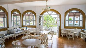 Daily continental breakfast (EUR 6 per person)