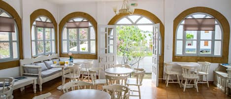 Kontinental morgenmad hver dag (6 EUR pr. person)