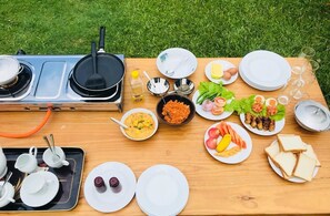 Daily cooked-to-order breakfast (USD 8 per person)