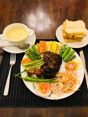 朝食 (オーダー形式)、毎日提供 (1 名様 8 USD)