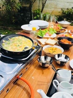 매일 주문 요리 아침 식사(1인당 USD 8)
