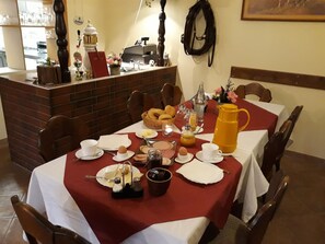 Desayuno continental (EUR 5 por persona)