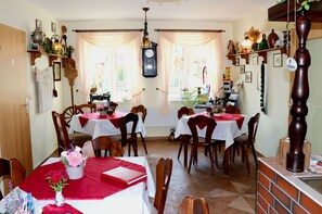 Sarapan ala kontinental setiap hari (EUR 5 per orang)