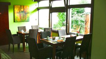 Tägliches Frühstücksbuffet (14.50 EUR pro Person)