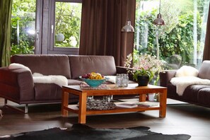 24-inch flat-screen TV with cable channels - Hotel Donnersberg (Darmstadt)