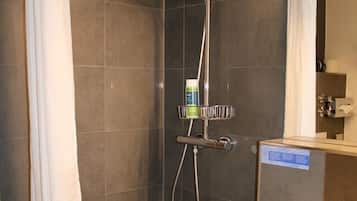 Douche, douche à « effet pluie », sèche-cheveux, serviettes fournies
