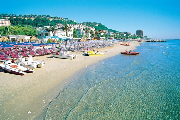 Private beach, sun-loungers, beach umbrellas, beach bar - Don Diego Camping Village (Grottammare)