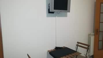 ベーシック 4 人部屋 | 客室内のダイニングエリア