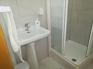 Douche, articles de toilette (gratuits), séchoir à cheveux, bidet