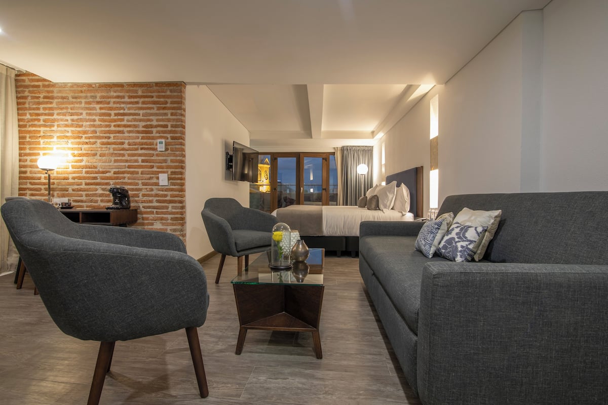 Suite, 1 kingsize bed, niet-roken | Een minibar, een kluis op de kamer, een bureau, een laptopwerkplek